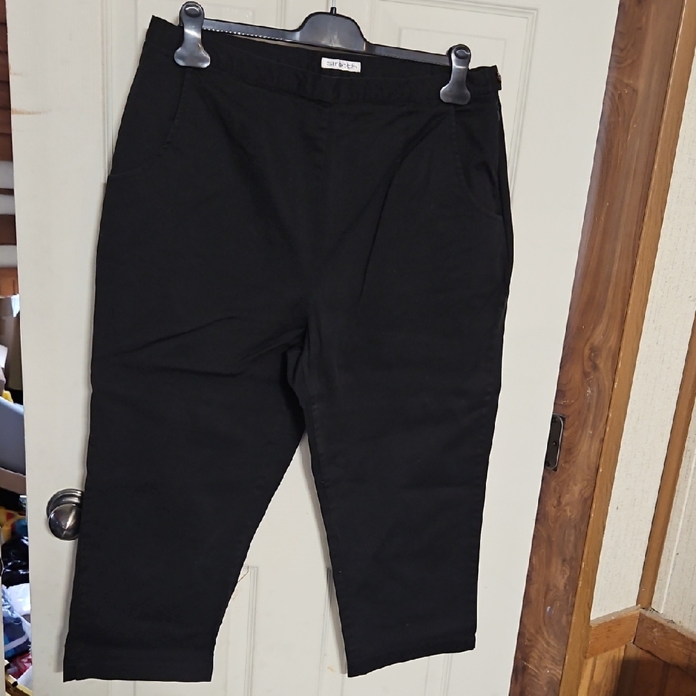 BILL BLASS JEANS BLACK CAPRI: GOOD CONDITION: SIZE 18W